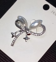 Two pearl bow shape Brooch pin