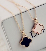 Four Leaf Shape Pendant necklace